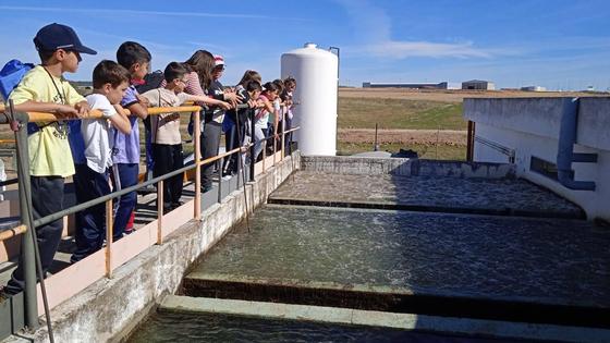 Los escolares de Miajadas celebran el Día Mundial del Agua visitando la potabilizadora