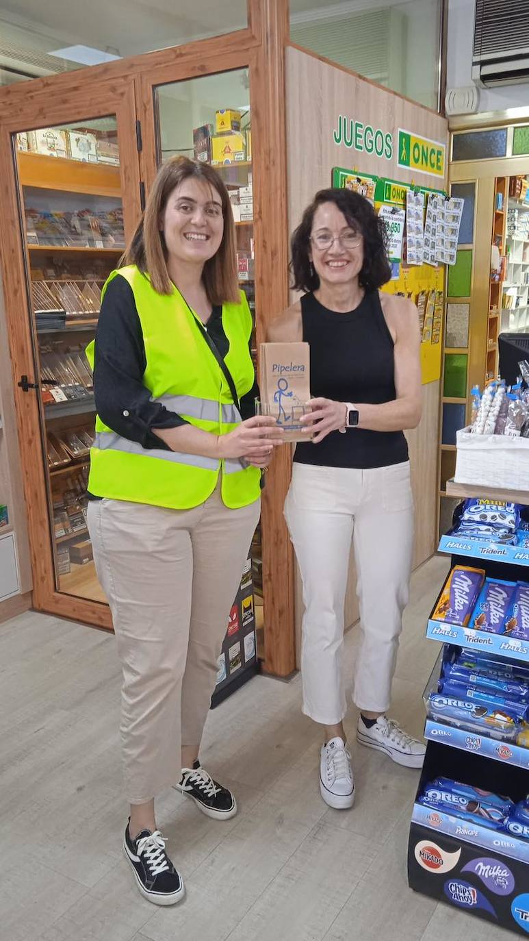 Entrega de pipeleras en uno de los establecimientos de venta de pipas