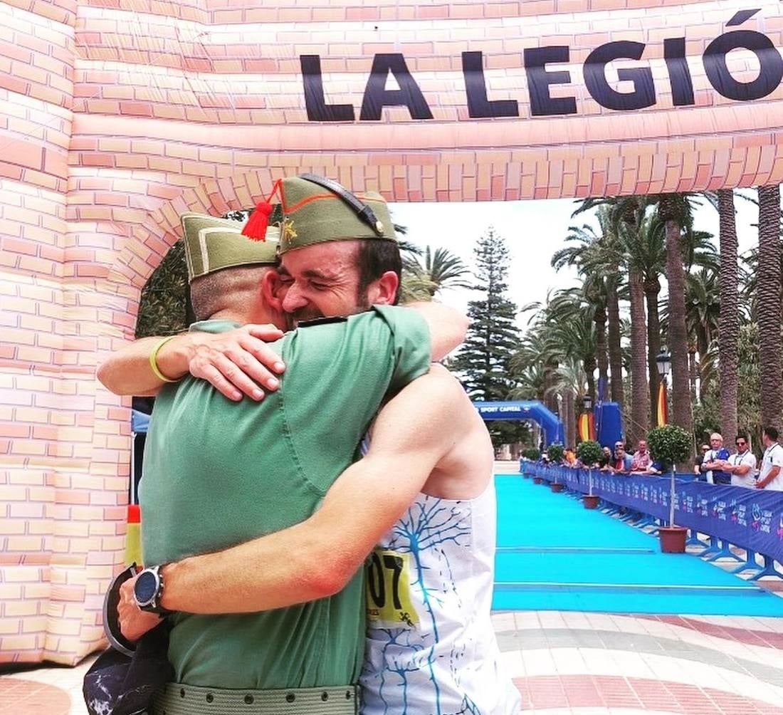 Jairo Sánchez abrazado a su coronel Antonio Ferrera Arriba