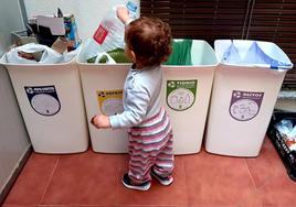 Imagen de archivo de una pequeña miajadeña participando en el reciclaje de su hogar