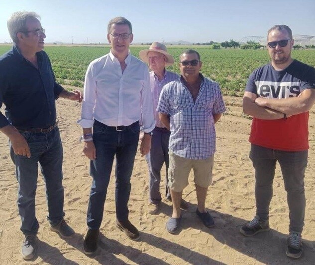 Alberto Núñez Feijóo durante su visita a una parcela agrícola de tomates en Miajadas