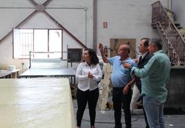 Guillermo Fernández Vara visita una de las industrias del polígono 1º de Mayo de Miajadas