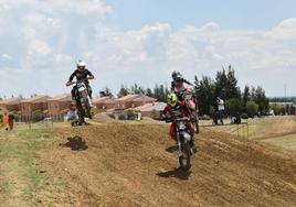 Los pilotos en uno de los saltos del circuito miajadeño