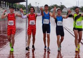 Francisco Redondo (derecha con camiseta amarilla) tras completar el Decathlon del Campeonato Extremeño