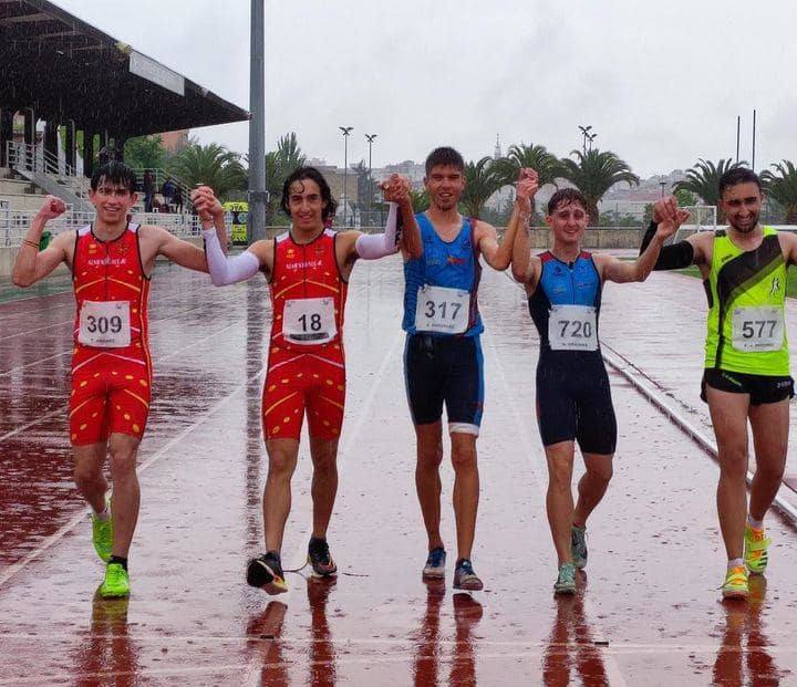 Francisco Redondo (derecha con camiseta amarilla) tras completar el Decathlon del Campeonato Extremeño