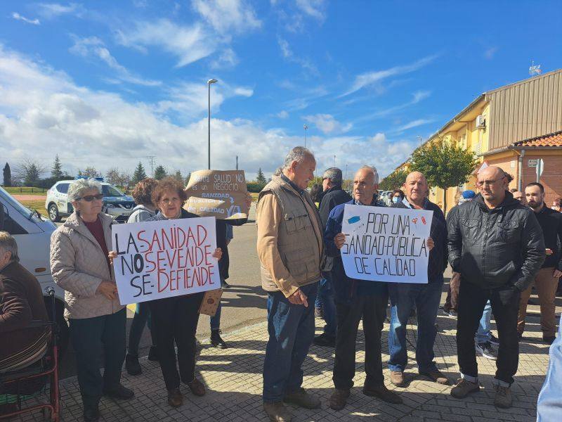 Manifestación realizada el pasado mes de marzo en la puerta del centro de salud de Miajadas