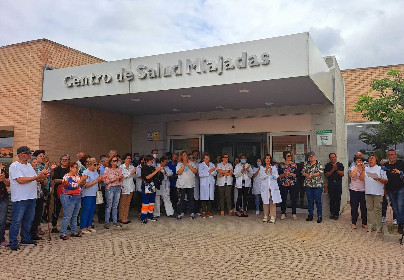 Vecinos y profesionales sanitarios de la Zona de Salud de Miajadas se manifiestan a las puertas del centro de salud Apolinar Moreno