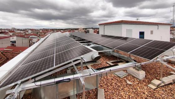 Los edificios públicos incorporan instalaciones fotovoltaicas que permitirán un ahorro anual de casi 23.000 euros