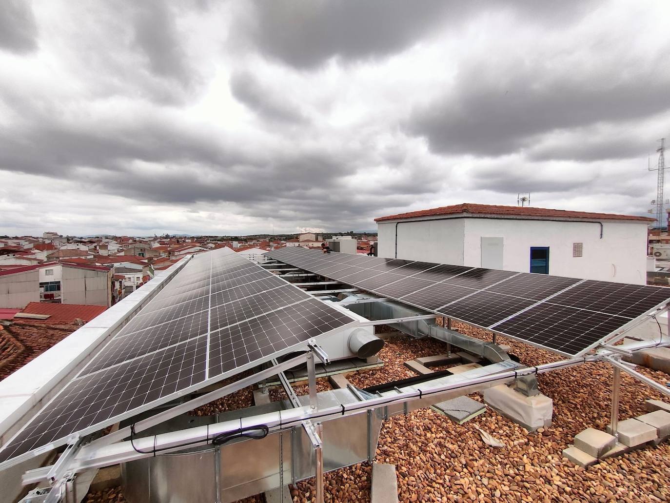 Placas fotovoltaicas instaladas en uno de los edificios públicos de Miajadas