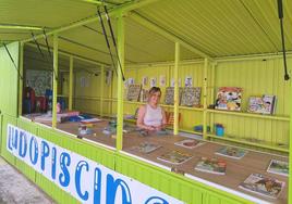 Monitora responsable de la Ludopiscina municipal en la piscina de verano de Miajadas