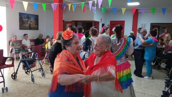 Los mayores de la residencia San Martín de Porres disfrutan de su propia Feria de Agosto