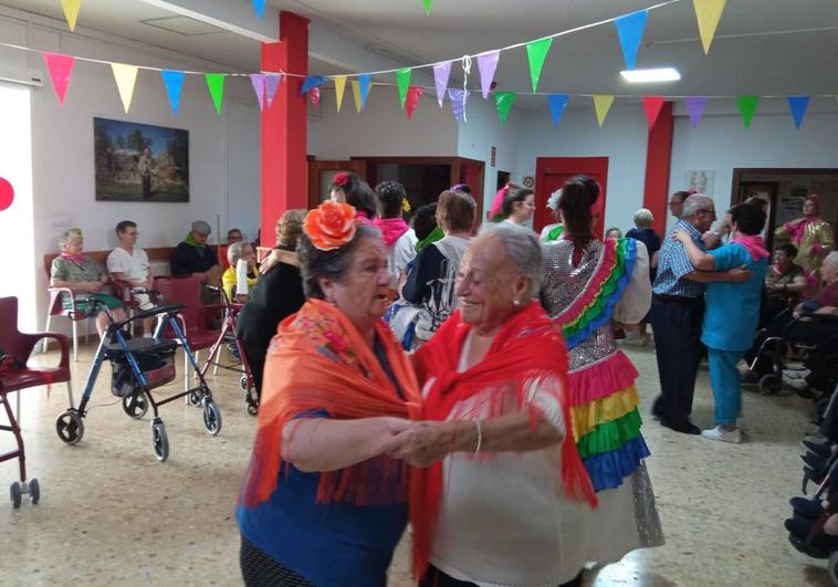 Los mayores de la residencia San Martín de Porres disfrutan de su propia Feria de Agosto
