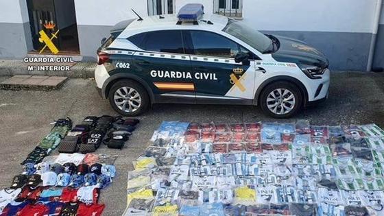 Guardia Civil investiga a dos hombres por la venta en la feria de artículos de marca falsificados