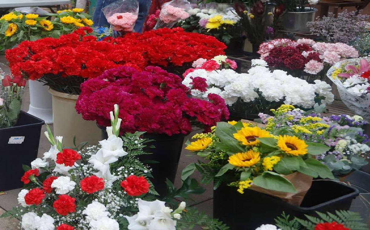 El Ayuntamiento recuerda que sólo pueden vender flores las personas y establecimientos autorizados