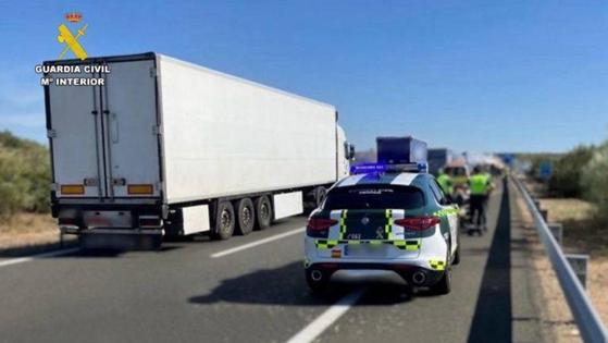 El conductor de un camión da siete veces la tasa de alcohol permitida a su paso por la A5 a la altura de Miajadas
