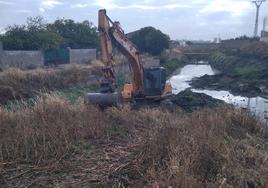 Una de las máquinas del Ayuntamiento de Miajadas limpia uno de los arroyos