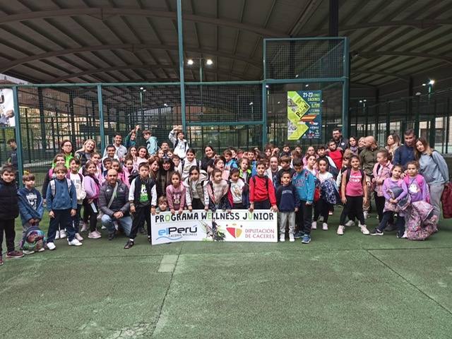 Foto de familia de los niños que participan en el programa.