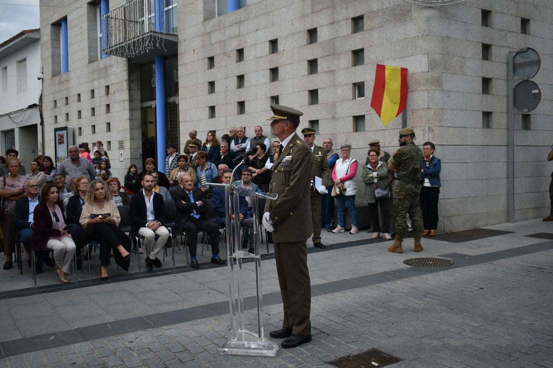 Fotos: Solemne arriado de bandera en honor al Teniente Saturnino Martín Cerezo