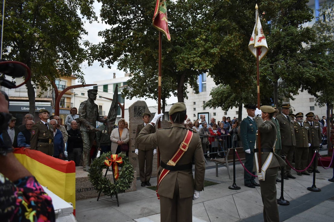 Fotos: Solemne arriado de bandera en honor al Teniente Saturnino Martín Cerezo