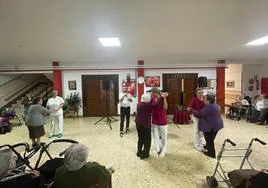 Los mayores de San Martín de Porres vuelven a su juventud bailando al ritmo de los años 50, 60 y 70