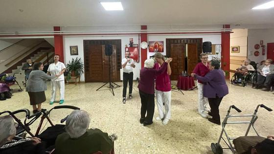 Los mayores de San Martín de Porres vuelven a su juventud bailando al ritmo de los años 50, 60 y 70