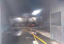 Vehículos calcinados por el incendio en una nave de Miajadas