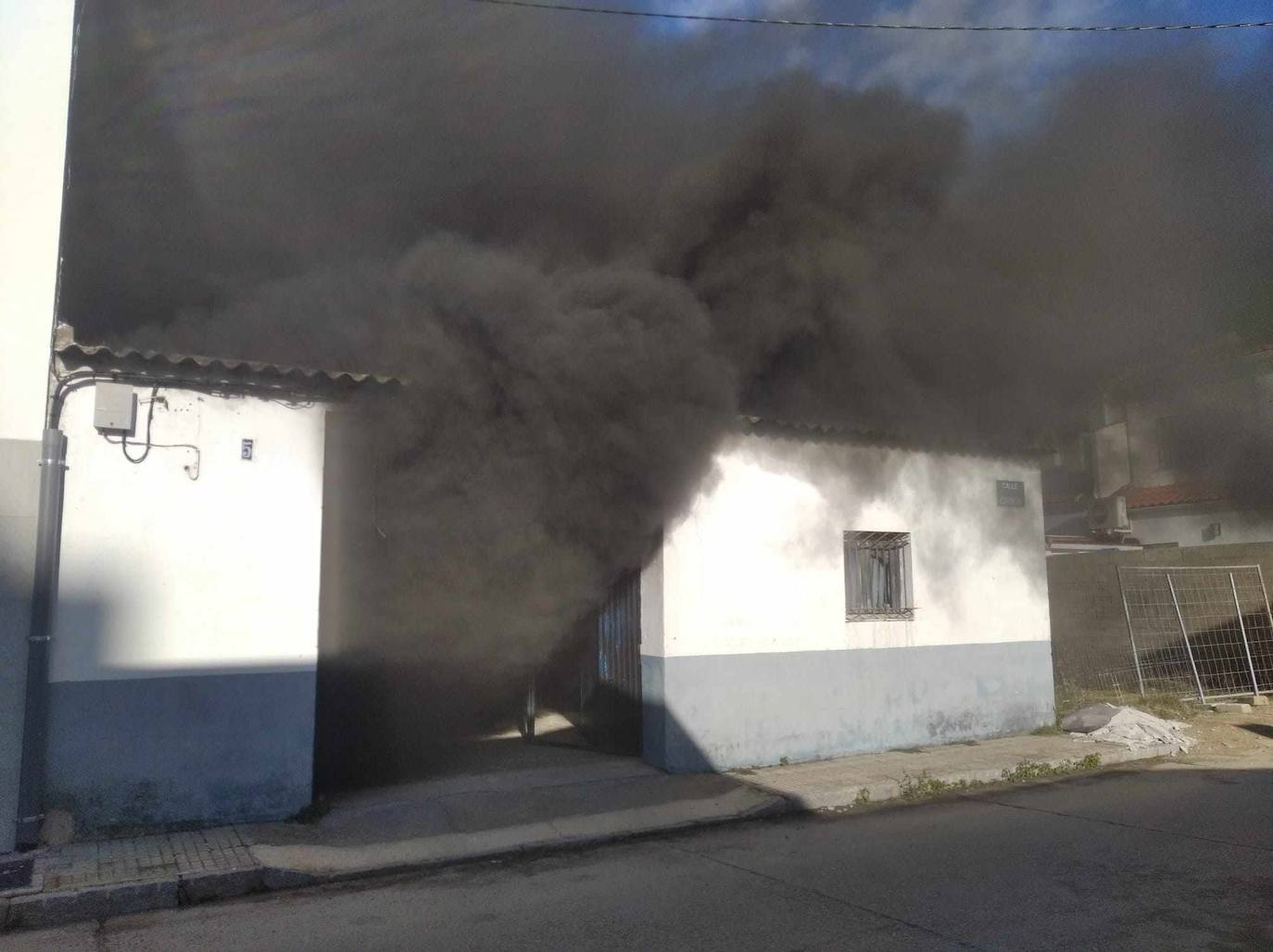 El incendio provocó una gran nube de humo negro
