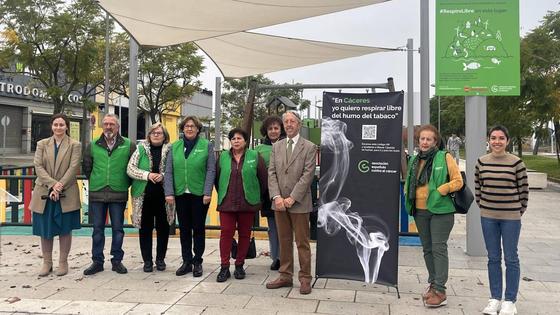 Los parques de la Avenida García Siñeriz se adhieren a los 'Espacios Sin Humo' de la AECC