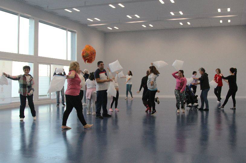 Los miembros de 'Miajadas Incluye' participan en el taller FEMdanza