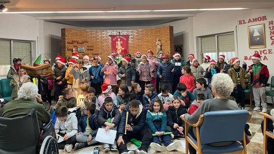 Los mayores de San Martín de Porres reciben la visita de los alumnos de los colegios Sagrado Corazón y García Siñeriz
