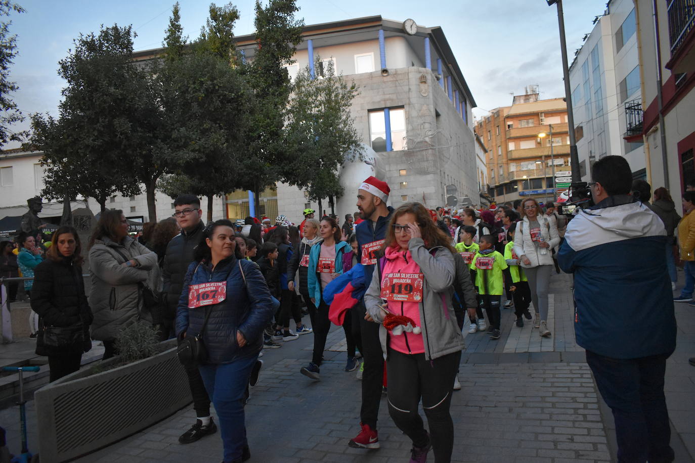 La VIII San Silvestre Miajadeña dejó momentos divertidos y únicos, como se esperaba de ella. La emoción en la cara de los corredores a la salida, la diversión en el trayecto, el cansancio en todo su cuerpo a la llegada a meta, un cansancio mezclado con la satisfacción del objetivo conseguido, la alegría de los ganadores de los premios a los disfraces, el disfrute del público,... Todo lo que hace que la San Silvestre Miajadeña sea uno de los días más esperados del año. 