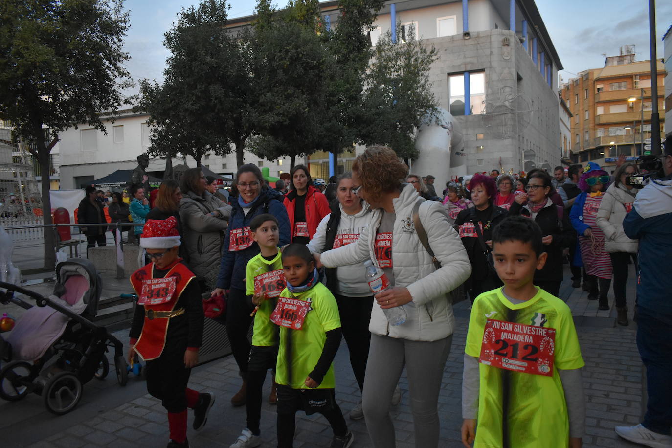 La VIII San Silvestre Miajadeña dejó momentos divertidos y únicos, como se esperaba de ella. La emoción en la cara de los corredores a la salida, la diversión en el trayecto, el cansancio en todo su cuerpo a la llegada a meta, un cansancio mezclado con la satisfacción del objetivo conseguido, la alegría de los ganadores de los premios a los disfraces, el disfrute del público,... Todo lo que hace que la San Silvestre Miajadeña sea uno de los días más esperados del año. 