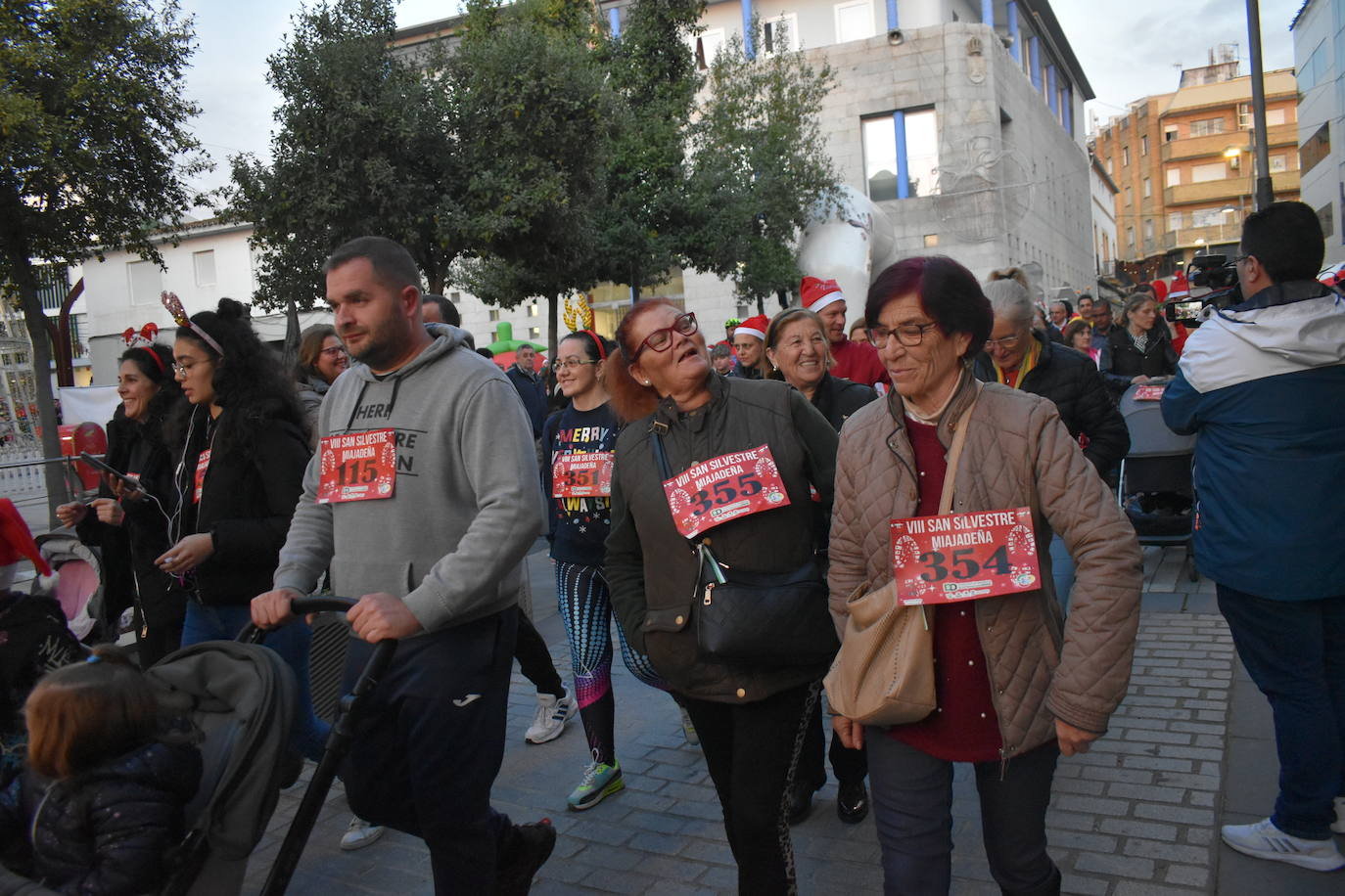 La VIII San Silvestre Miajadeña dejó momentos divertidos y únicos, como se esperaba de ella. La emoción en la cara de los corredores a la salida, la diversión en el trayecto, el cansancio en todo su cuerpo a la llegada a meta, un cansancio mezclado con la satisfacción del objetivo conseguido, la alegría de los ganadores de los premios a los disfraces, el disfrute del público,... Todo lo que hace que la San Silvestre Miajadeña sea uno de los días más esperados del año. 