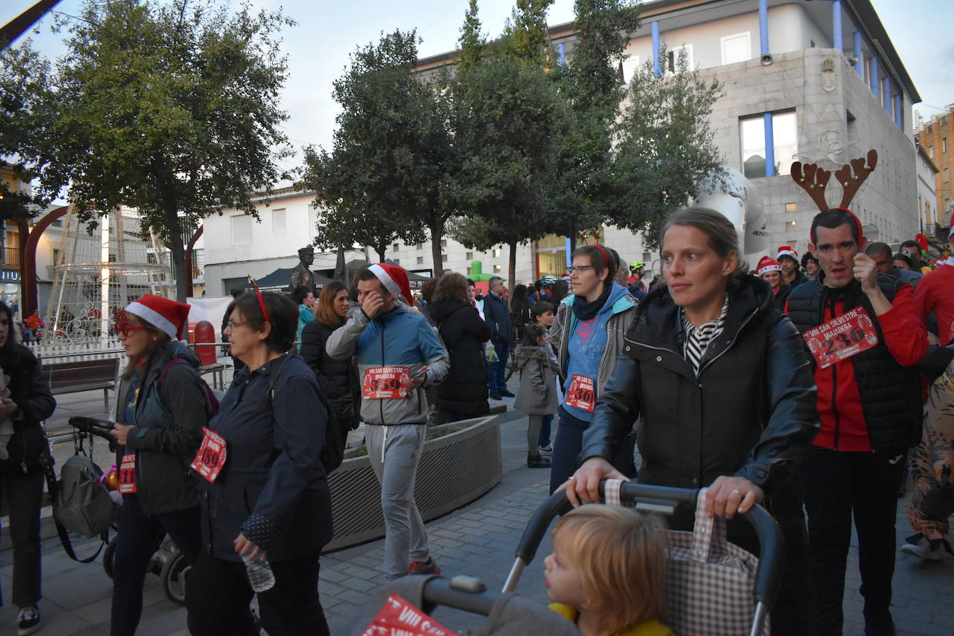 La VIII San Silvestre Miajadeña dejó momentos divertidos y únicos, como se esperaba de ella. La emoción en la cara de los corredores a la salida, la diversión en el trayecto, el cansancio en todo su cuerpo a la llegada a meta, un cansancio mezclado con la satisfacción del objetivo conseguido, la alegría de los ganadores de los premios a los disfraces, el disfrute del público,... Todo lo que hace que la San Silvestre Miajadeña sea uno de los días más esperados del año. 