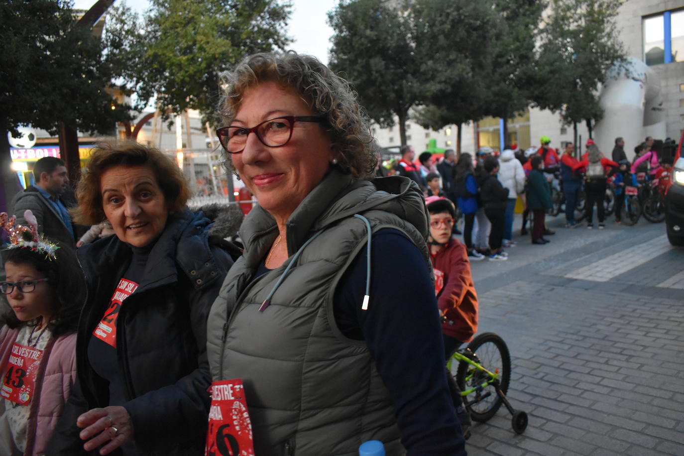 La VIII San Silvestre Miajadeña dejó momentos divertidos y únicos, como se esperaba de ella. La emoción en la cara de los corredores a la salida, la diversión en el trayecto, el cansancio en todo su cuerpo a la llegada a meta, un cansancio mezclado con la satisfacción del objetivo conseguido, la alegría de los ganadores de los premios a los disfraces, el disfrute del público,... Todo lo que hace que la San Silvestre Miajadeña sea uno de los días más esperados del año. 