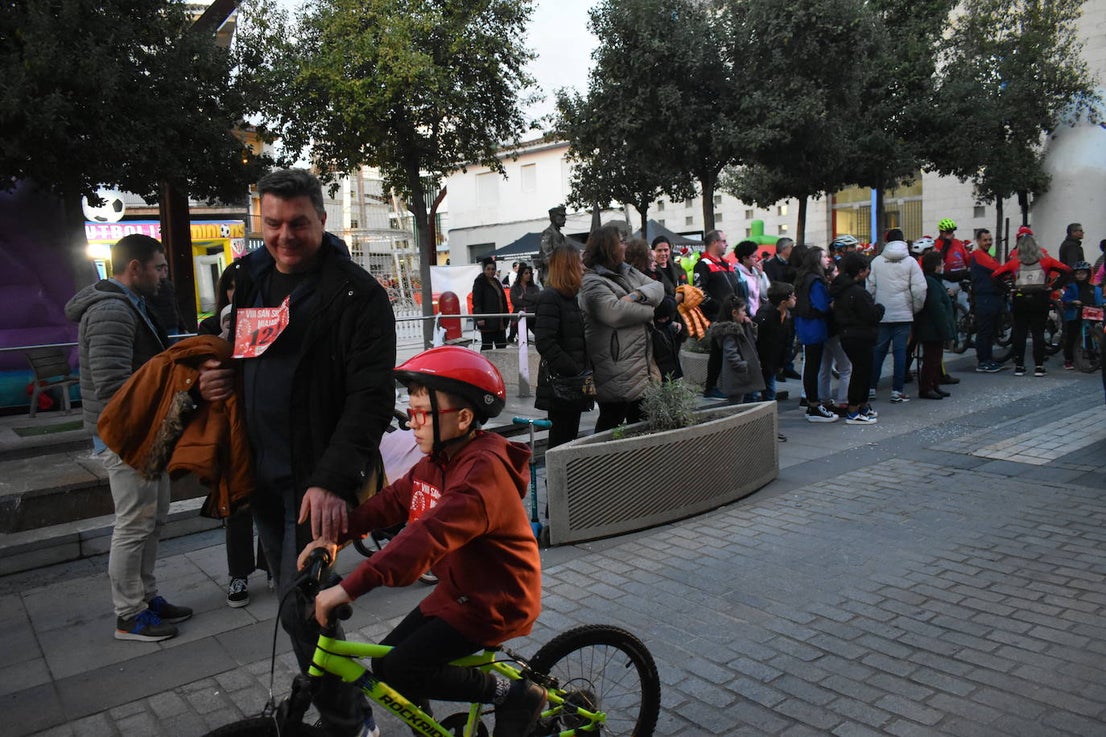 La VIII San Silvestre Miajadeña dejó momentos divertidos y únicos, como se esperaba de ella. La emoción en la cara de los corredores a la salida, la diversión en el trayecto, el cansancio en todo su cuerpo a la llegada a meta, un cansancio mezclado con la satisfacción del objetivo conseguido, la alegría de los ganadores de los premios a los disfraces, el disfrute del público,... Todo lo que hace que la San Silvestre Miajadeña sea uno de los días más esperados del año. 