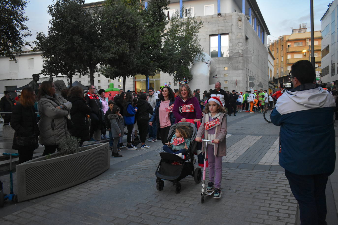 La VIII San Silvestre Miajadeña dejó momentos divertidos y únicos, como se esperaba de ella. La emoción en la cara de los corredores a la salida, la diversión en el trayecto, el cansancio en todo su cuerpo a la llegada a meta, un cansancio mezclado con la satisfacción del objetivo conseguido, la alegría de los ganadores de los premios a los disfraces, el disfrute del público,... Todo lo que hace que la San Silvestre Miajadeña sea uno de los días más esperados del año. 