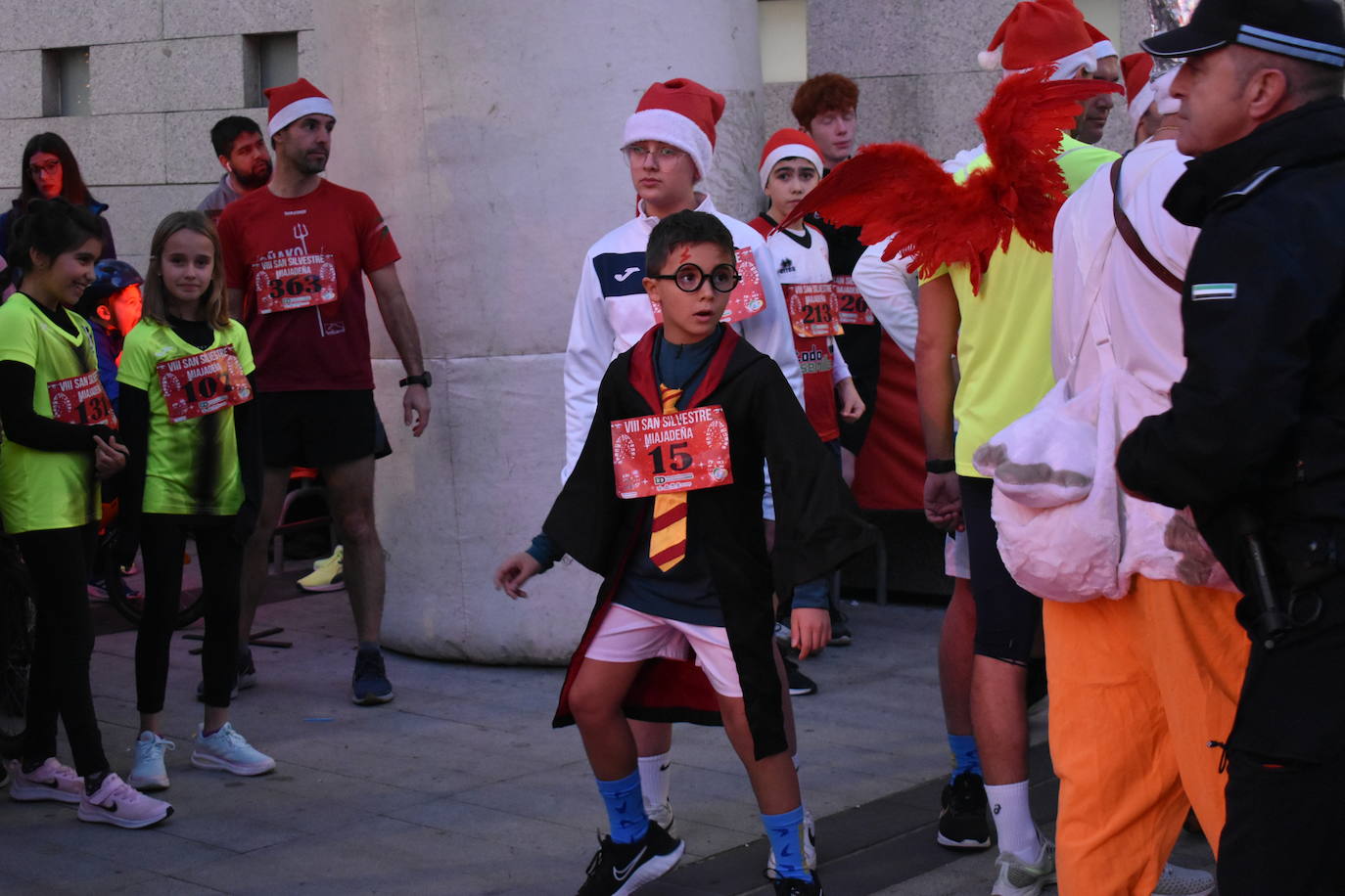 La VIII San Silvestre Miajadeña dejó momentos divertidos y únicos, como se esperaba de ella. La emoción en la cara de los corredores a la salida, la diversión en el trayecto, el cansancio en todo su cuerpo a la llegada a meta, un cansancio mezclado con la satisfacción del objetivo conseguido, la alegría de los ganadores de los premios a los disfraces, el disfrute del público,... Todo lo que hace que la San Silvestre Miajadeña sea uno de los días más esperados del año. 