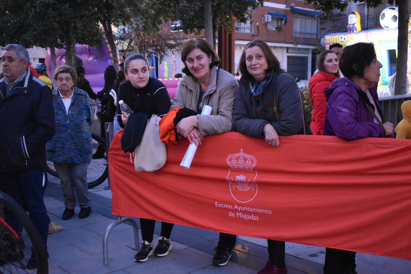 La VIII San Silvestre Miajadeña dejó momentos divertidos y únicos, como se esperaba de ella. La emoción en la cara de los corredores a la salida, la diversión en el trayecto, el cansancio en todo su cuerpo a la llegada a meta, un cansancio mezclado con la satisfacción del objetivo conseguido, la alegría de los ganadores de los premios a los disfraces, el disfrute del público,... Todo lo que hace que la San Silvestre Miajadeña sea uno de los días más esperados del año. 