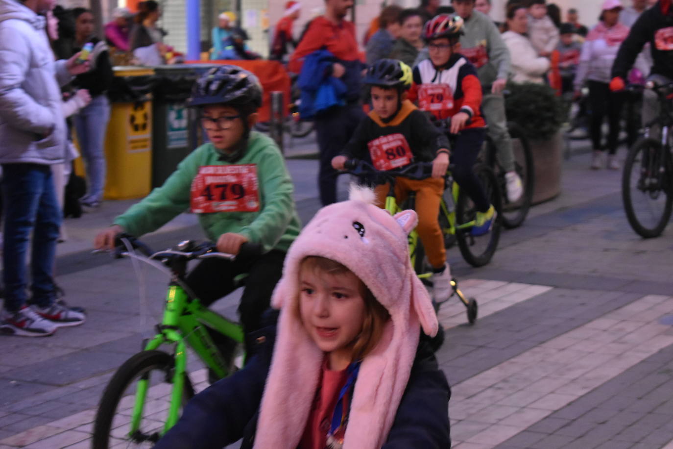 La VIII San Silvestre Miajadeña dejó momentos divertidos y únicos, como se esperaba de ella. La emoción en la cara de los corredores a la salida, la diversión en el trayecto, el cansancio en todo su cuerpo a la llegada a meta, un cansancio mezclado con la satisfacción del objetivo conseguido, la alegría de los ganadores de los premios a los disfraces, el disfrute del público,... Todo lo que hace que la San Silvestre Miajadeña sea uno de los días más esperados del año. 