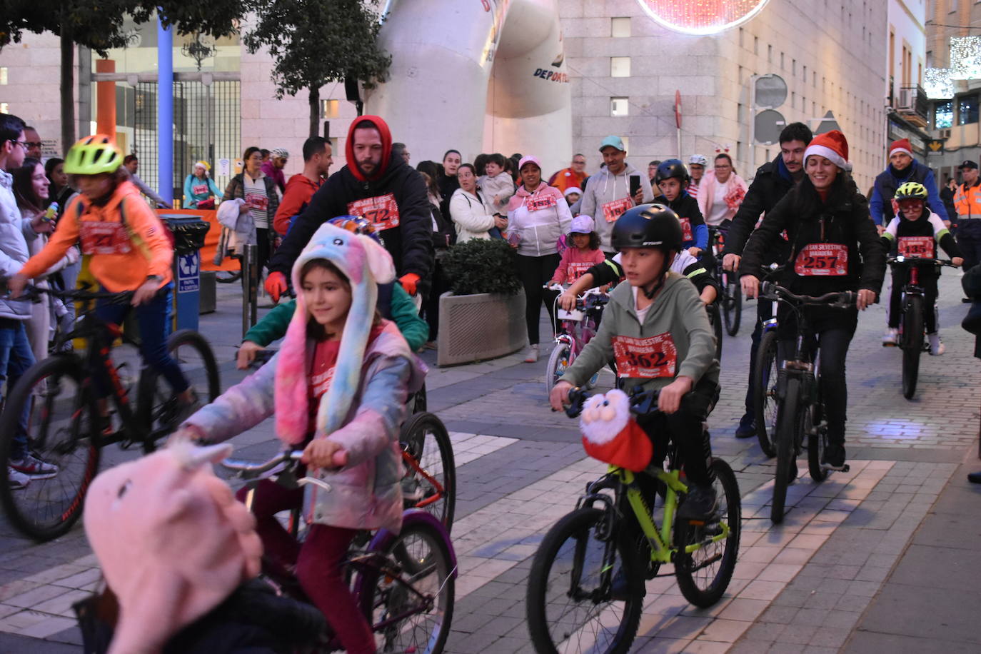 La VIII San Silvestre Miajadeña dejó momentos divertidos y únicos, como se esperaba de ella. La emoción en la cara de los corredores a la salida, la diversión en el trayecto, el cansancio en todo su cuerpo a la llegada a meta, un cansancio mezclado con la satisfacción del objetivo conseguido, la alegría de los ganadores de los premios a los disfraces, el disfrute del público,... Todo lo que hace que la San Silvestre Miajadeña sea uno de los días más esperados del año. 