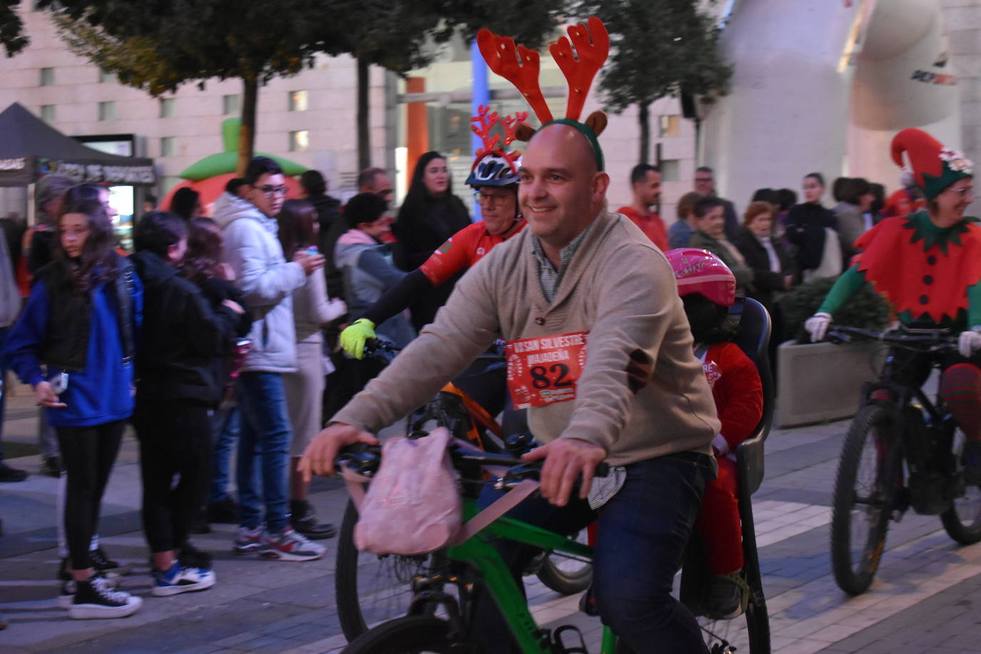 La VIII San Silvestre Miajadeña dejó momentos divertidos y únicos, como se esperaba de ella. La emoción en la cara de los corredores a la salida, la diversión en el trayecto, el cansancio en todo su cuerpo a la llegada a meta, un cansancio mezclado con la satisfacción del objetivo conseguido, la alegría de los ganadores de los premios a los disfraces, el disfrute del público,... Todo lo que hace que la San Silvestre Miajadeña sea uno de los días más esperados del año. 