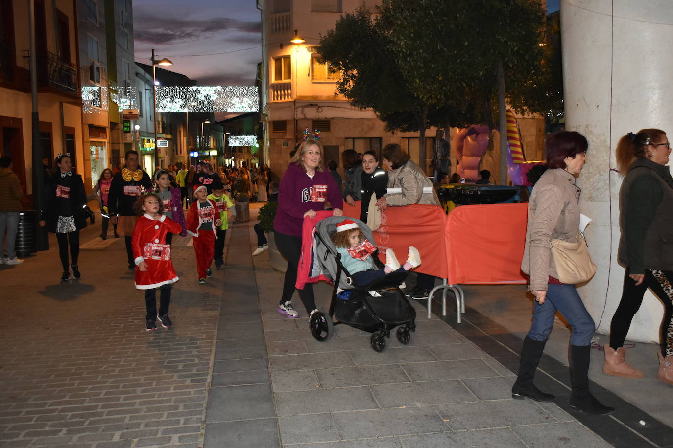 La VIII San Silvestre Miajadeña dejó momentos divertidos y únicos, como se esperaba de ella. La emoción en la cara de los corredores a la salida, la diversión en el trayecto, el cansancio en todo su cuerpo a la llegada a meta, un cansancio mezclado con la satisfacción del objetivo conseguido, la alegría de los ganadores de los premios a los disfraces, el disfrute del público,... Todo lo que hace que la San Silvestre Miajadeña sea uno de los días más esperados del año. 