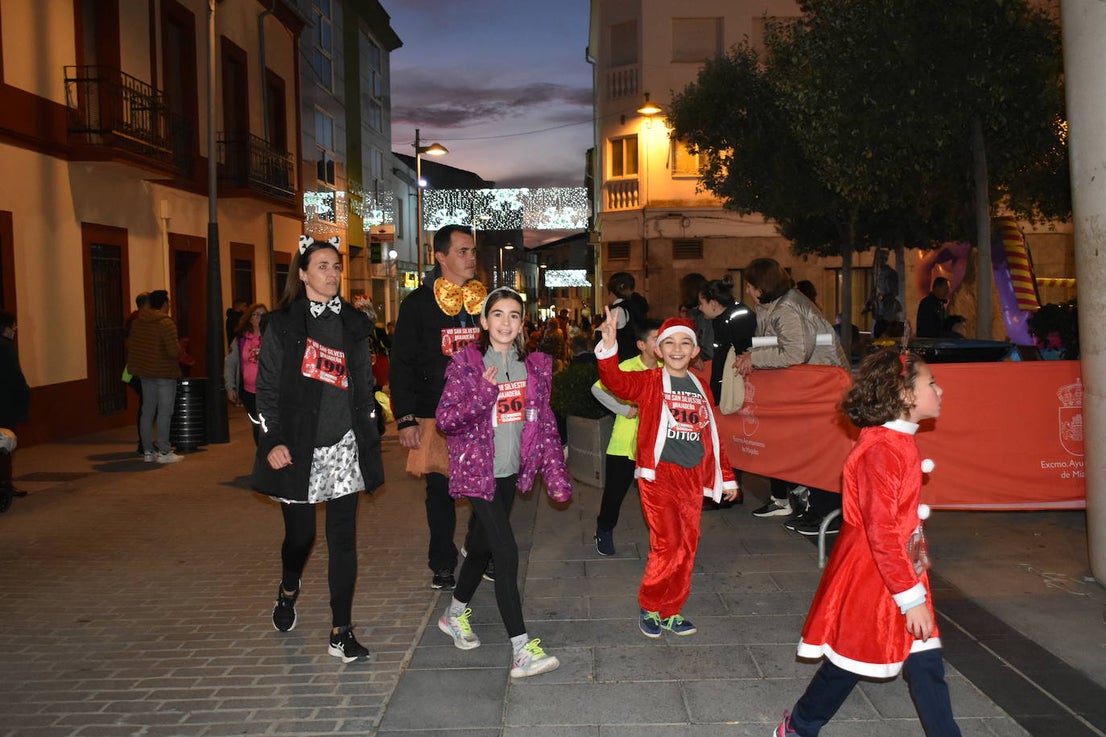 La VIII San Silvestre Miajadeña dejó momentos divertidos y únicos, como se esperaba de ella. La emoción en la cara de los corredores a la salida, la diversión en el trayecto, el cansancio en todo su cuerpo a la llegada a meta, un cansancio mezclado con la satisfacción del objetivo conseguido, la alegría de los ganadores de los premios a los disfraces, el disfrute del público,... Todo lo que hace que la San Silvestre Miajadeña sea uno de los días más esperados del año. 