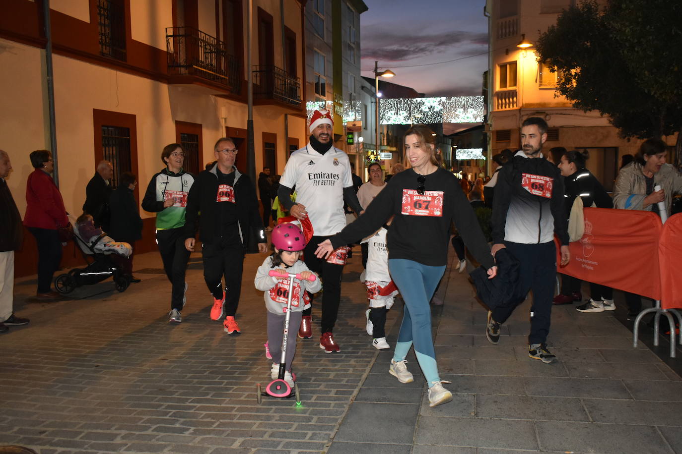 La VIII San Silvestre Miajadeña dejó momentos divertidos y únicos, como se esperaba de ella. La emoción en la cara de los corredores a la salida, la diversión en el trayecto, el cansancio en todo su cuerpo a la llegada a meta, un cansancio mezclado con la satisfacción del objetivo conseguido, la alegría de los ganadores de los premios a los disfraces, el disfrute del público,... Todo lo que hace que la San Silvestre Miajadeña sea uno de los días más esperados del año. 