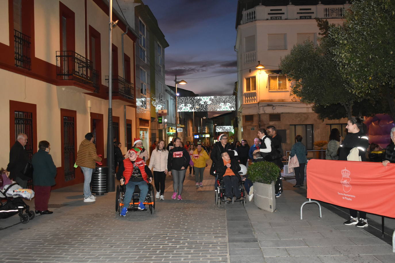 La VIII San Silvestre Miajadeña dejó momentos divertidos y únicos, como se esperaba de ella. La emoción en la cara de los corredores a la salida, la diversión en el trayecto, el cansancio en todo su cuerpo a la llegada a meta, un cansancio mezclado con la satisfacción del objetivo conseguido, la alegría de los ganadores de los premios a los disfraces, el disfrute del público,... Todo lo que hace que la San Silvestre Miajadeña sea uno de los días más esperados del año. 