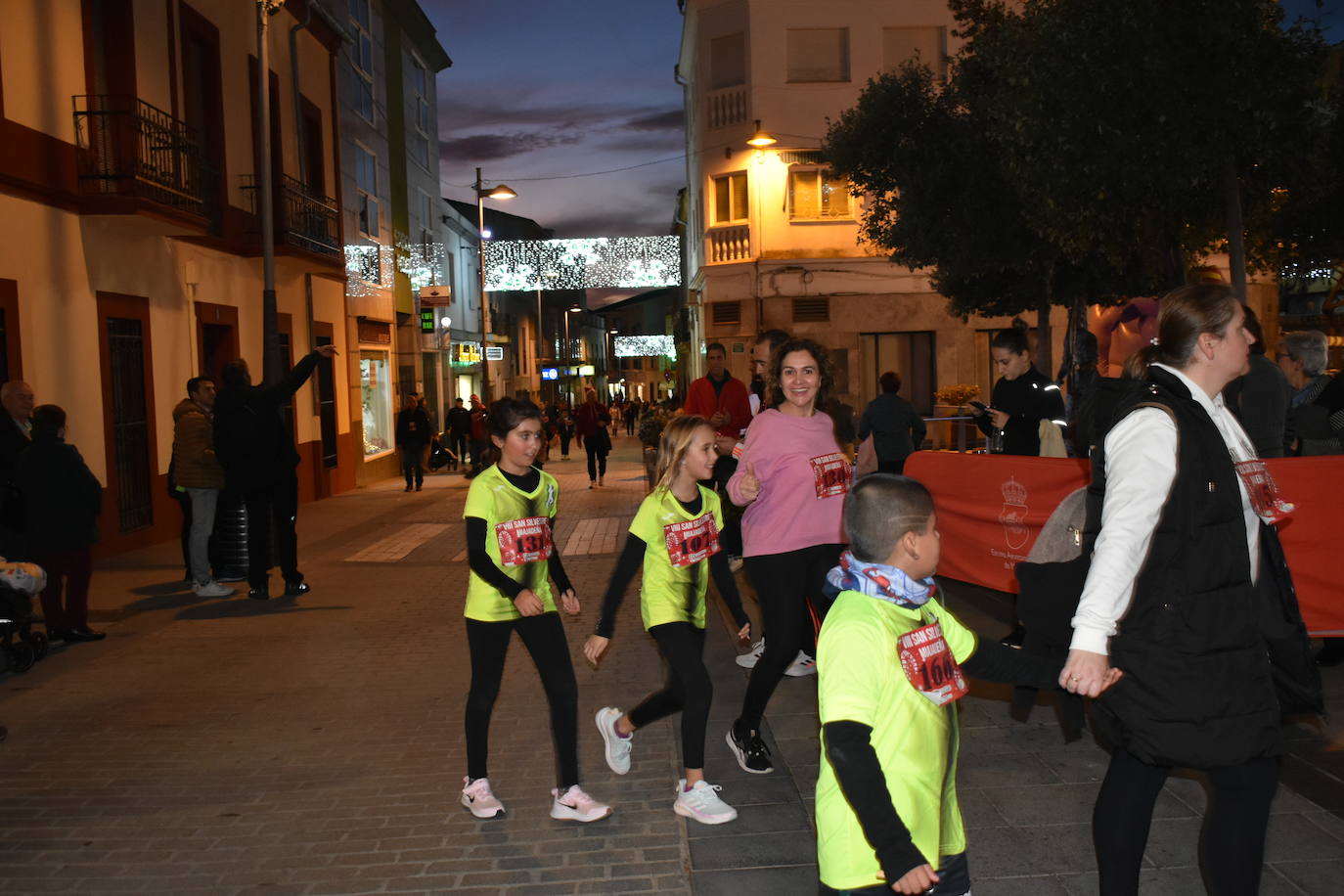 La VIII San Silvestre Miajadeña dejó momentos divertidos y únicos, como se esperaba de ella. La emoción en la cara de los corredores a la salida, la diversión en el trayecto, el cansancio en todo su cuerpo a la llegada a meta, un cansancio mezclado con la satisfacción del objetivo conseguido, la alegría de los ganadores de los premios a los disfraces, el disfrute del público,... Todo lo que hace que la San Silvestre Miajadeña sea uno de los días más esperados del año. 