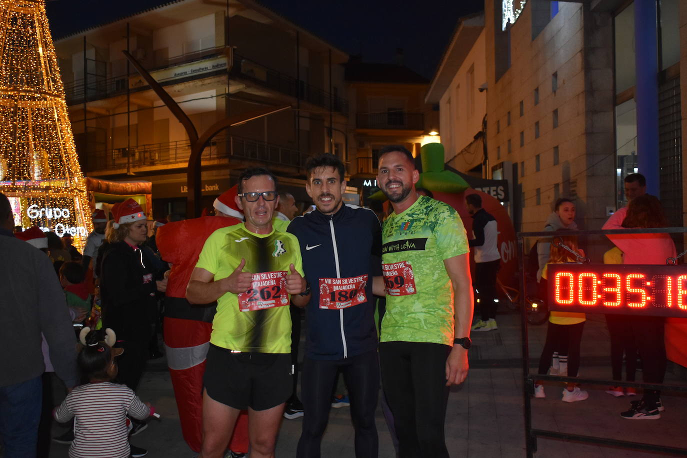 La VIII San Silvestre Miajadeña dejó momentos divertidos y únicos, como se esperaba de ella. La emoción en la cara de los corredores a la salida, la diversión en el trayecto, el cansancio en todo su cuerpo a la llegada a meta, un cansancio mezclado con la satisfacción del objetivo conseguido, la alegría de los ganadores de los premios a los disfraces, el disfrute del público,... Todo lo que hace que la San Silvestre Miajadeña sea uno de los días más esperados del año. 