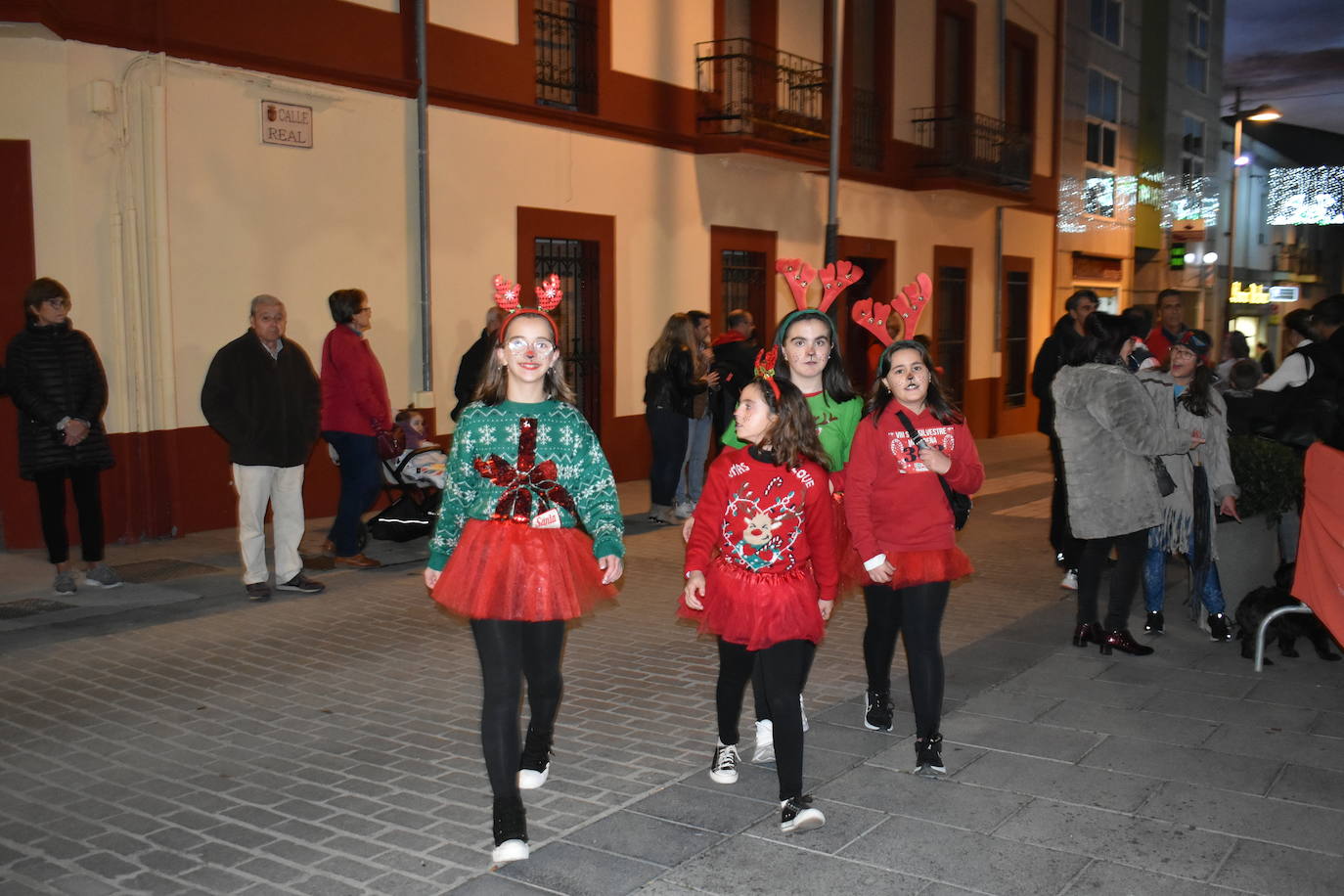 La VIII San Silvestre Miajadeña dejó momentos divertidos y únicos, como se esperaba de ella. La emoción en la cara de los corredores a la salida, la diversión en el trayecto, el cansancio en todo su cuerpo a la llegada a meta, un cansancio mezclado con la satisfacción del objetivo conseguido, la alegría de los ganadores de los premios a los disfraces, el disfrute del público,... Todo lo que hace que la San Silvestre Miajadeña sea uno de los días más esperados del año. 