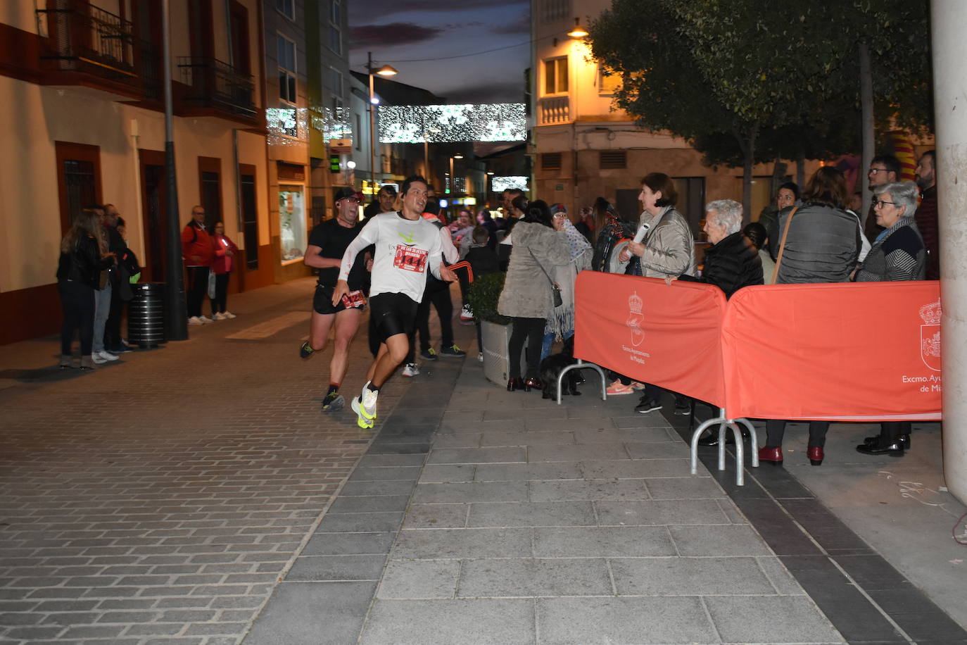La VIII San Silvestre Miajadeña dejó momentos divertidos y únicos, como se esperaba de ella. La emoción en la cara de los corredores a la salida, la diversión en el trayecto, el cansancio en todo su cuerpo a la llegada a meta, un cansancio mezclado con la satisfacción del objetivo conseguido, la alegría de los ganadores de los premios a los disfraces, el disfrute del público,... Todo lo que hace que la San Silvestre Miajadeña sea uno de los días más esperados del año. 